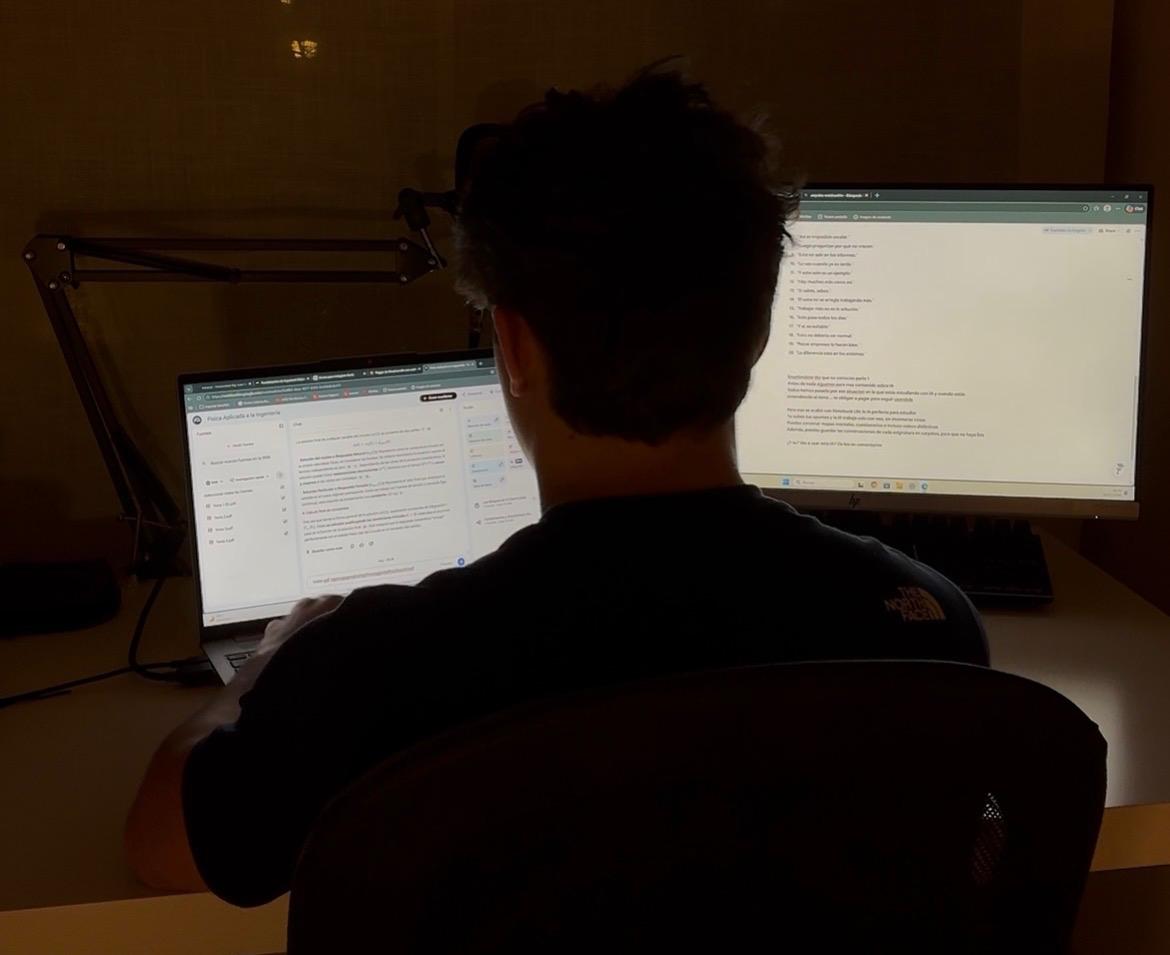 Nico trabajando solo frente a varios monitores